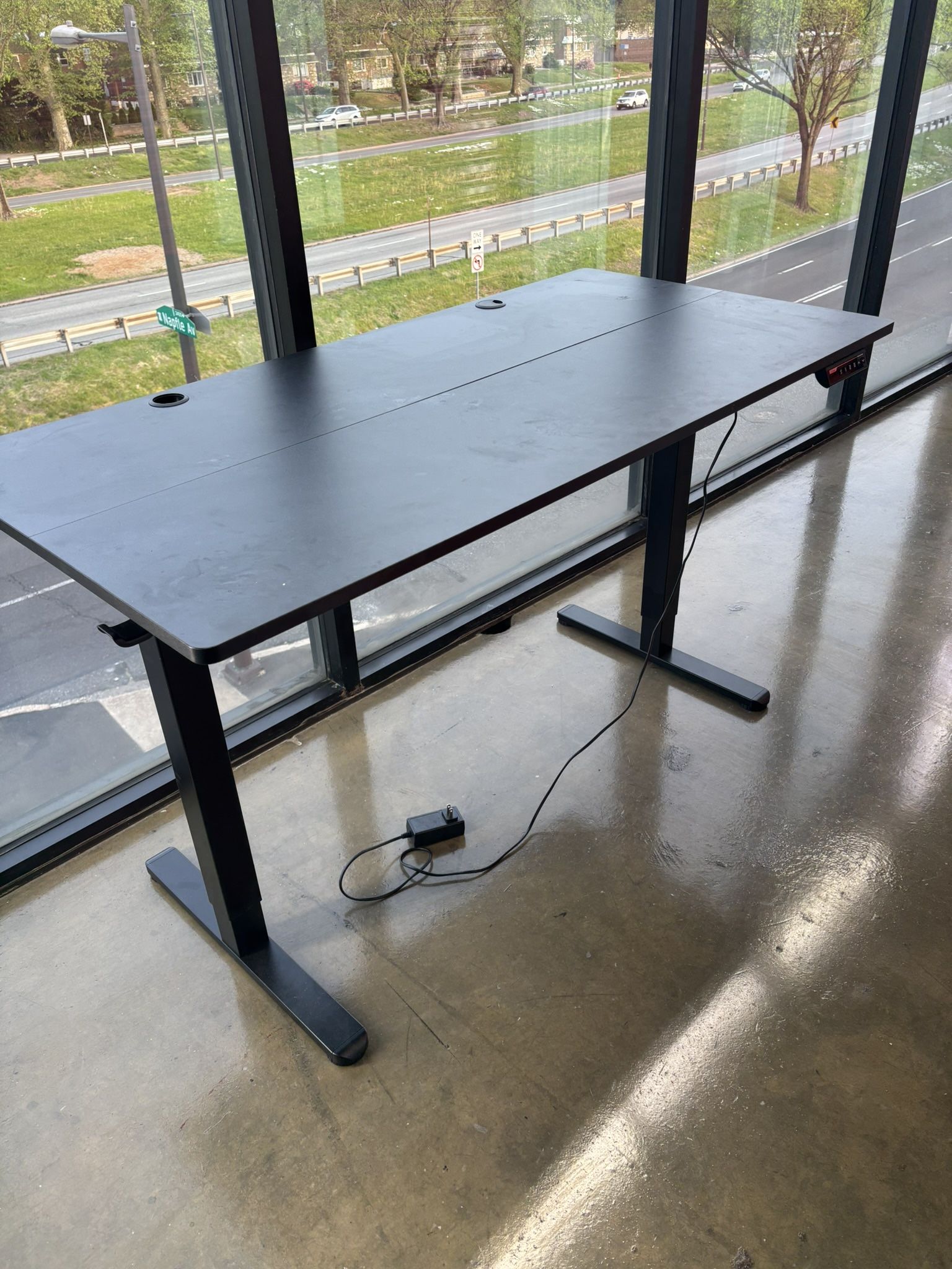 Electric rising desk