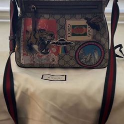 Authenticated 🪐 Gucci Courtier Zip Messenger GG Coated Bag with medium brown appliqué 