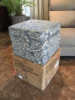 🦋 55 Dlls Storage Ottoman  in Ivory & Blue Brand New in Box  17“ H x 18” D x 18”W