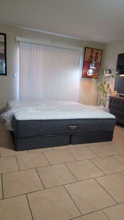 VERY NICE LIKE NEW KING SIZE BEAUTYREST SILVER MATTRESS AND BOXSPRINGS FOR SALE!; IN EXCELLENT CONDITION, FREE DELIVERY