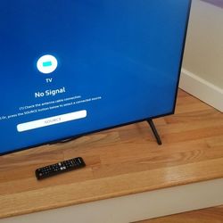 NEW cond  43 INCHES  SAMSUNG  SMART  TV  ,WITH REMOTE.  , WORKS EXCELLENT  ,  IN THE BOX 