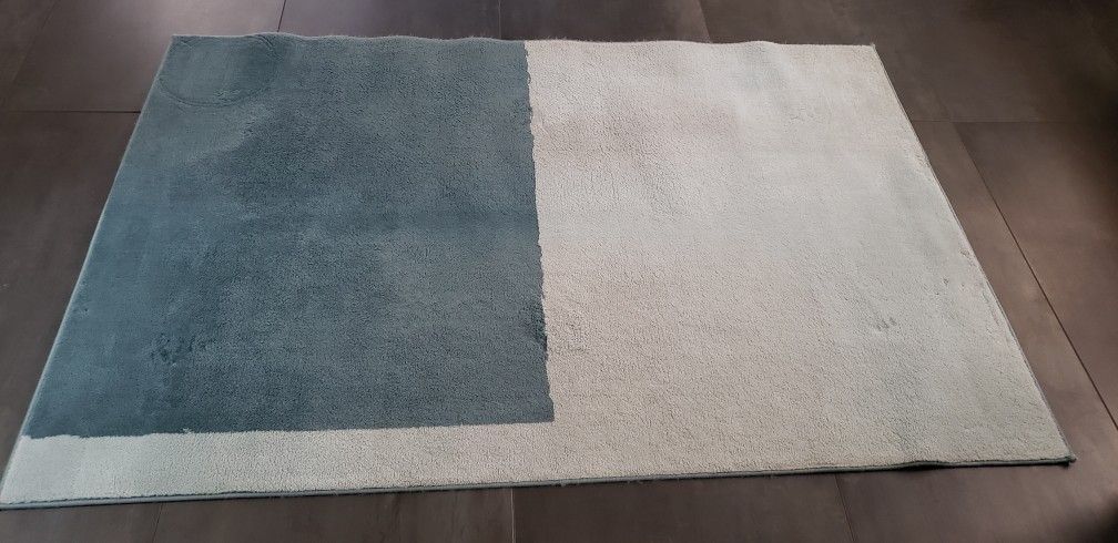 Area Rug 77" X 52" Like New