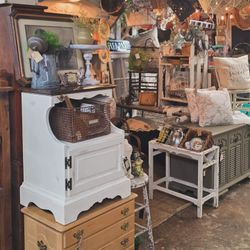 Vintage furniture🌿Home decor🌿Garden