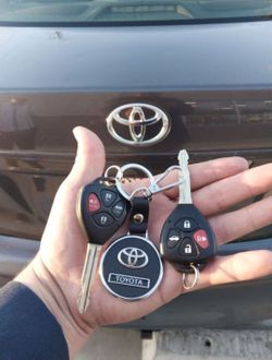 Car Keys And Remotes  / Llaves De Carro Y Controlles