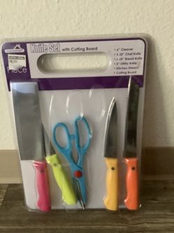 New Knife Set With Cutting Board