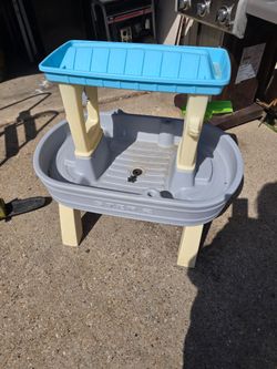 Used outdoors kids water toy
