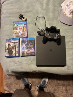 PS4  bundle 2controllers / 3 games/controller charger