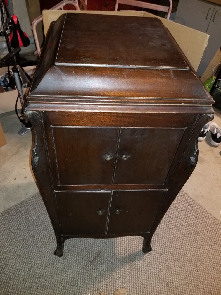 Antique Victor Victrola Phonograph from 1924
