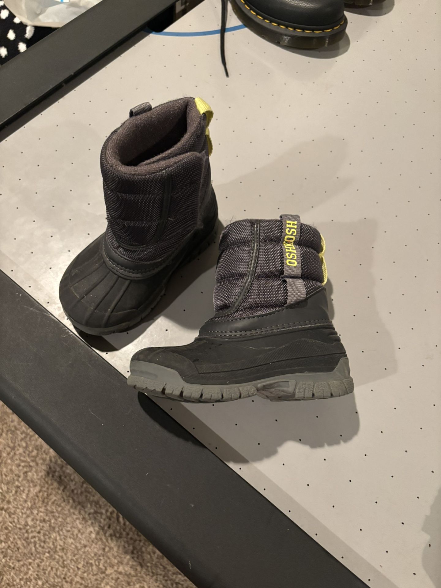 $2 Boys Size 7c Snow Boots