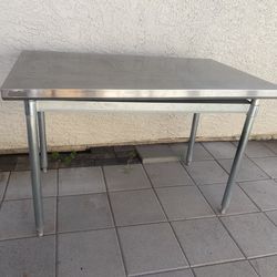 Mesa de metal
