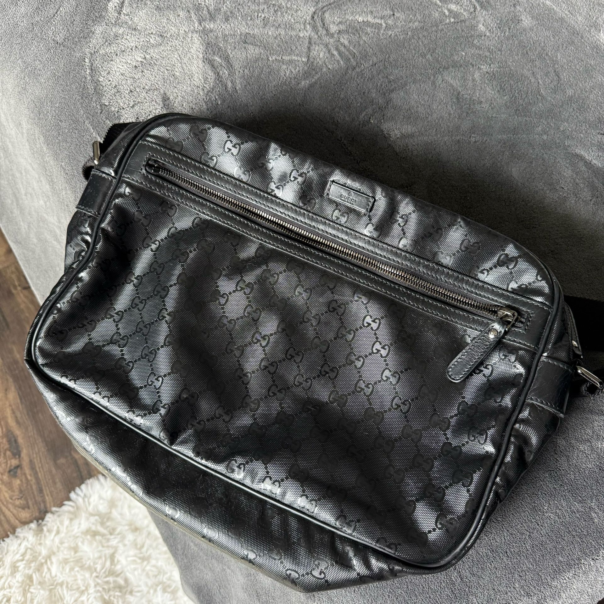 Vintage Gucci Mens Embossed Black Leather Messenger Bag Extremely Hard to Find)
