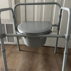 Bedside Commode Chair/ Portable Toilet