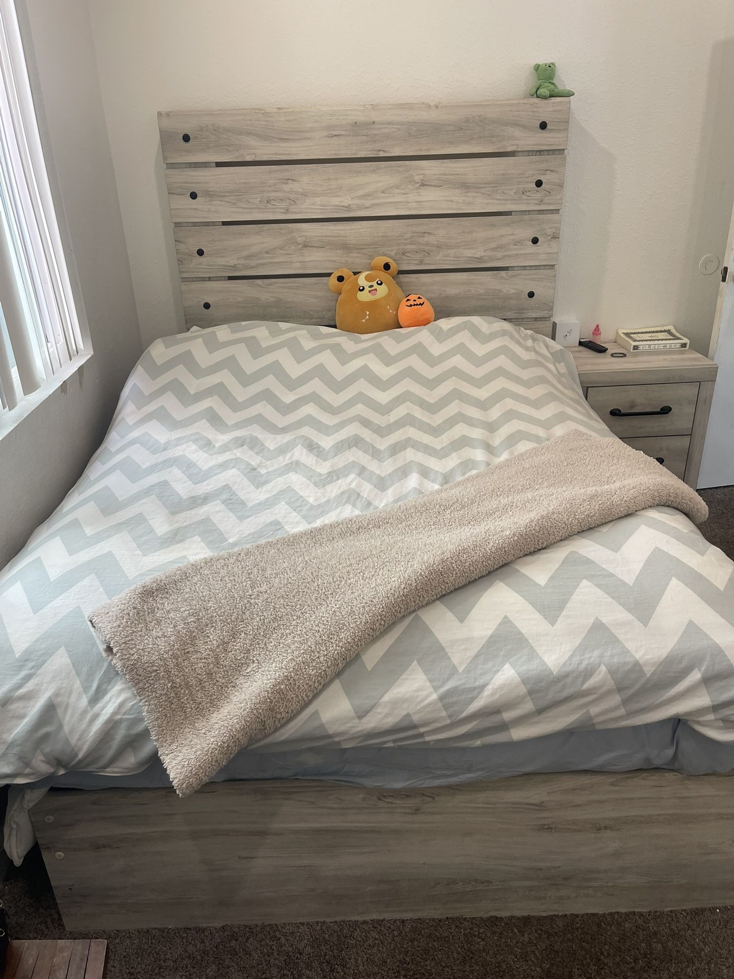 Queen Bed For Sell It’s A Set Coming A Box Mattress