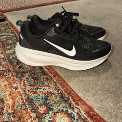 Nike Vomero 18 Size 11