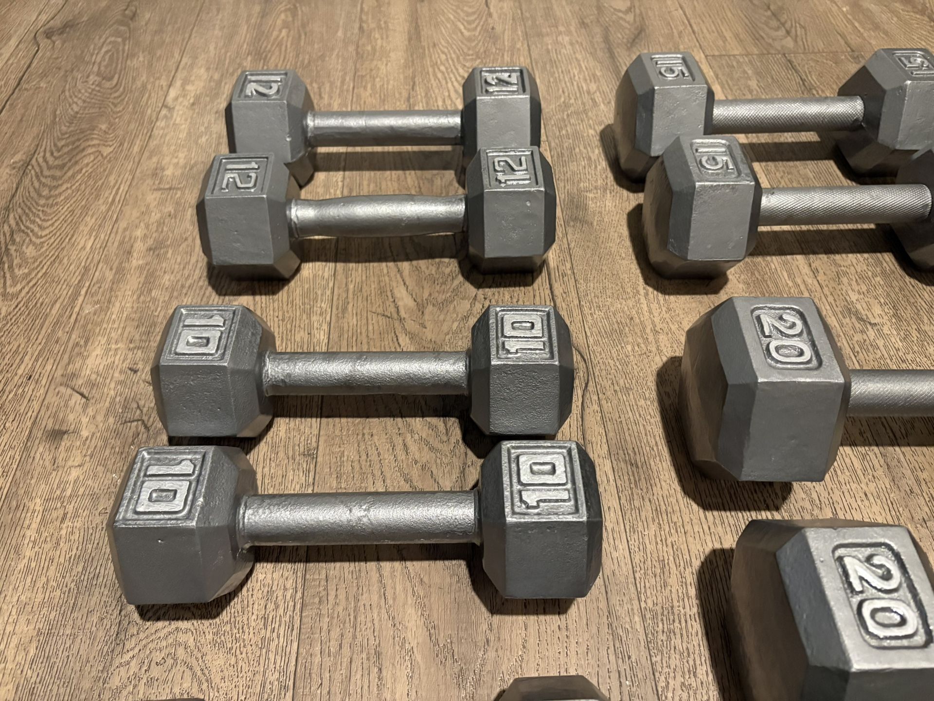 Beautiful Set Of Hex Cast tyIron Dumbbells  In NEW CONDITION Total: 190 lbs