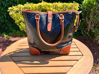 👜 Dooney & Bourke Ostrich Embossed Leather Tote – Elegant & Eye-Catching