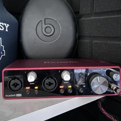  Focusrite Scarlett 212 (3rd Gen) & Microphone 