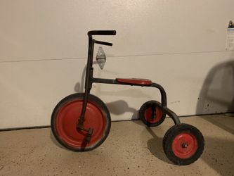 VINTAGE ANGELES METAL TRICYCLE....HEAVY AND STURDY