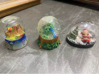 3 snow globes