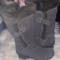 Baretraps Cathy Fur-Lined Women’s Suede Leather Boots with Buckles Size 9M