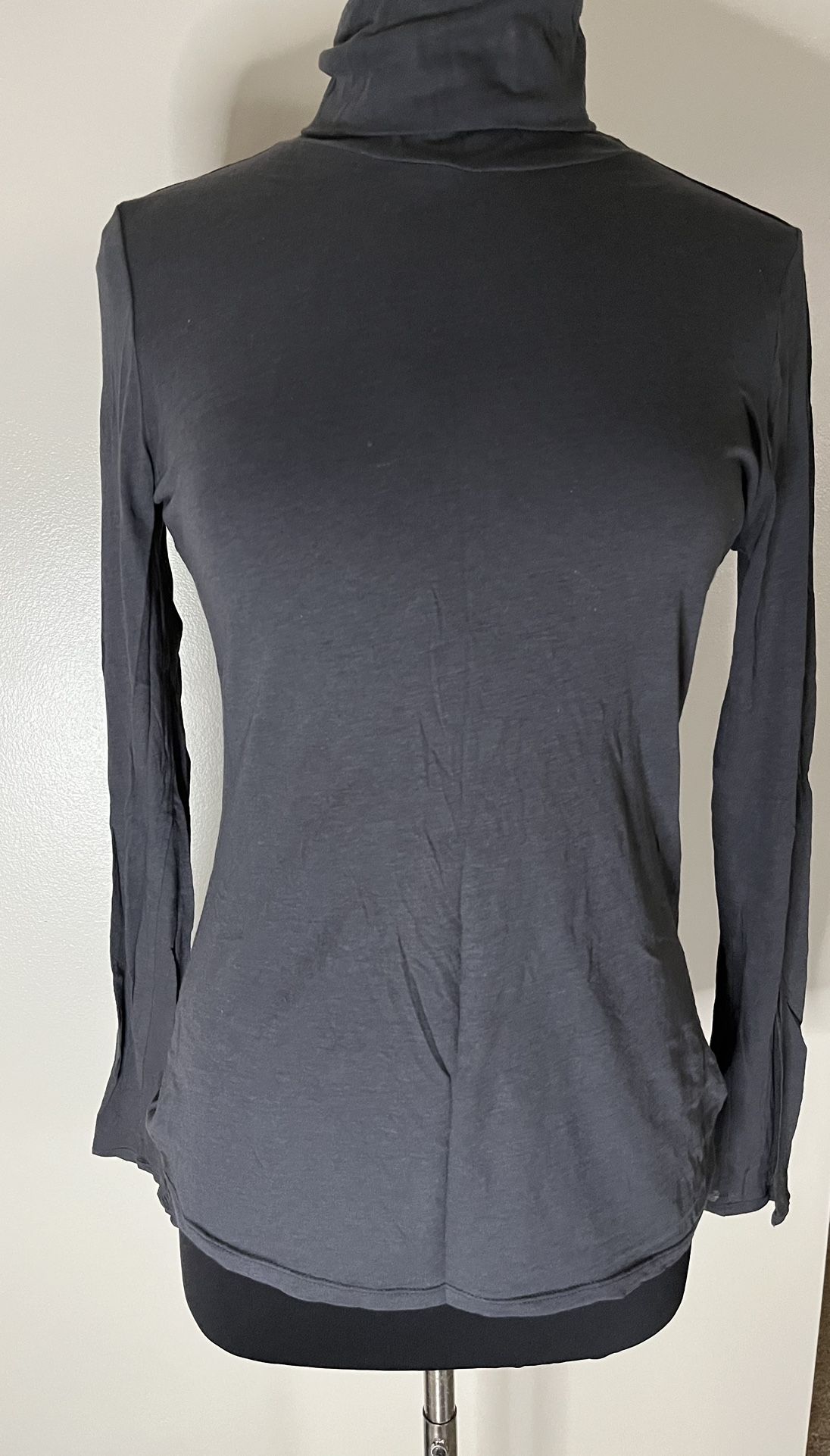 Mossimo Women’s Small Thin grey turtleneck