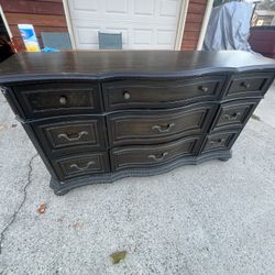 Grand Art Dresser