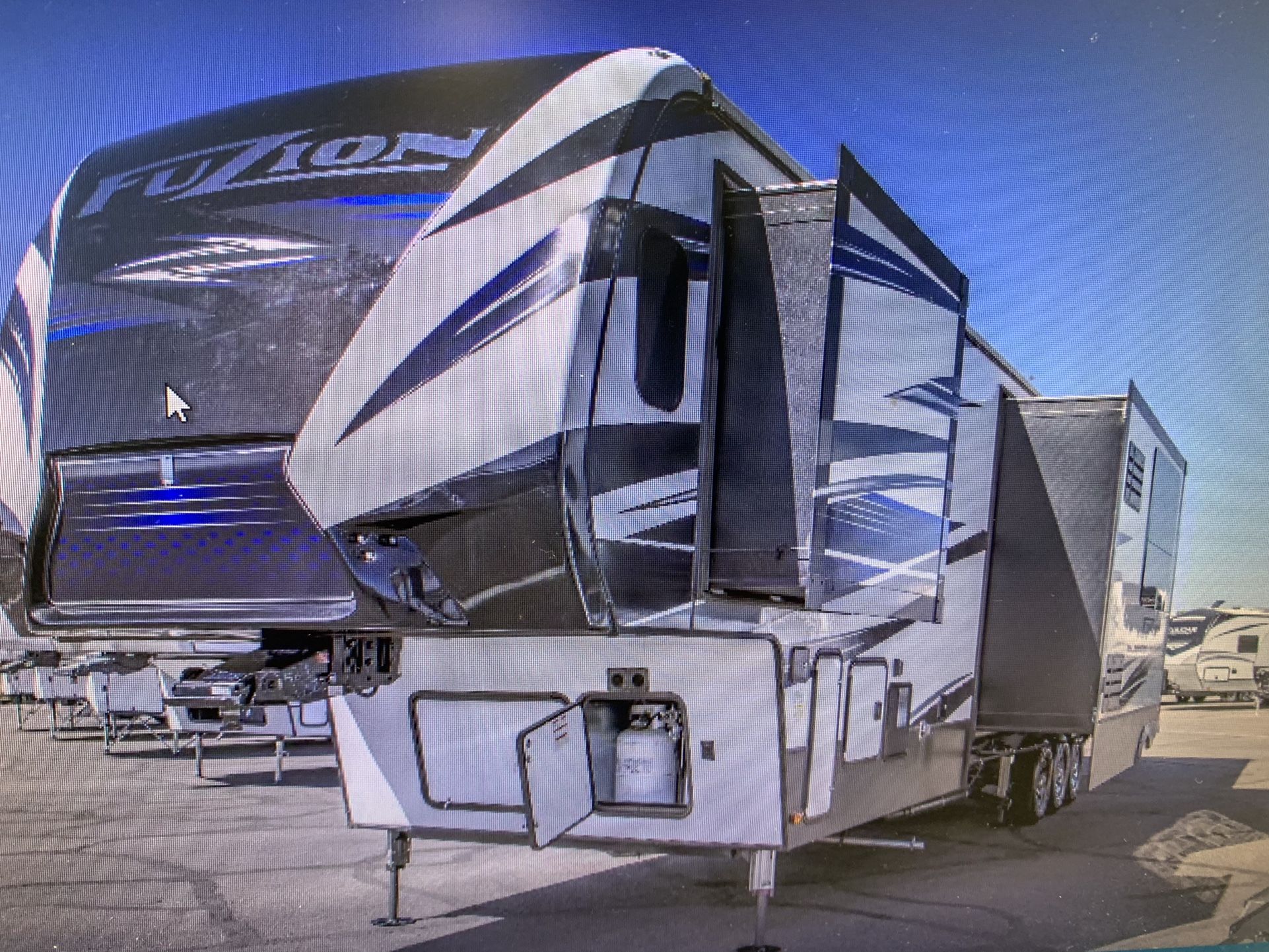 2019 FUZION 43ft, 5/wheel Toy Hauler