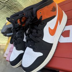 Air  Jordan 1 Mid 'Black Toe Starfish' size 6.5Y