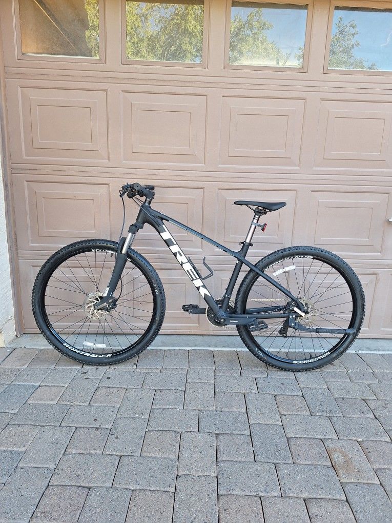 TREK MARLIN 5 MOUNTAIN BIKE 29 ER LIKE NEW ( MEDIUM/ LARGE)