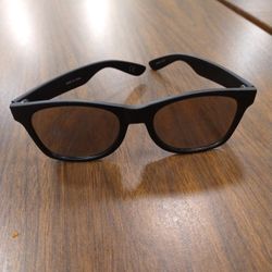 VANS Sunglasses

Black. Rubber plastic feel to it. Very good shape. Worn a few times only.