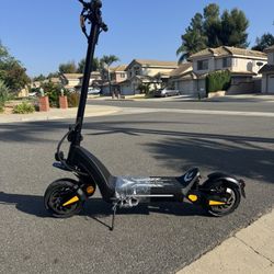 Dual-motor dual-battery high-speed electric scooter