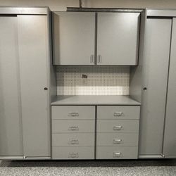 Custom Closets & Cabinets 
