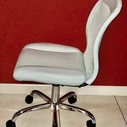 Desk Chair Like New!