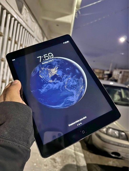 iPad Air 1, iCloud And Factory UNLOCKED, Wi-Fi Internet Access. Excellent Condition