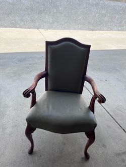 Claw chair