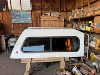 Camper shell for 99-06 Chevy 1500 white