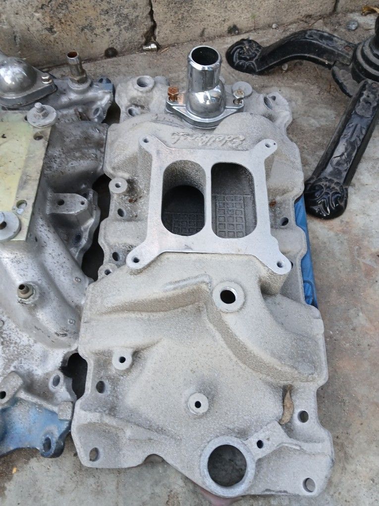 EDELBROCK ALUMINUM INTAKE FOR CHEVY SB !! NEVER INSTALLED !! 150$