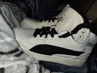 Boys Size 7 Puma Cordoroide Beige And Blk 