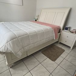 Queen Bed Frame and (2) Nightstands and FREE Matress // Cama Queen con dos Mesas de Noche y colchon GRATIS