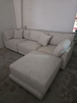 Sectional couch creame 4 pc