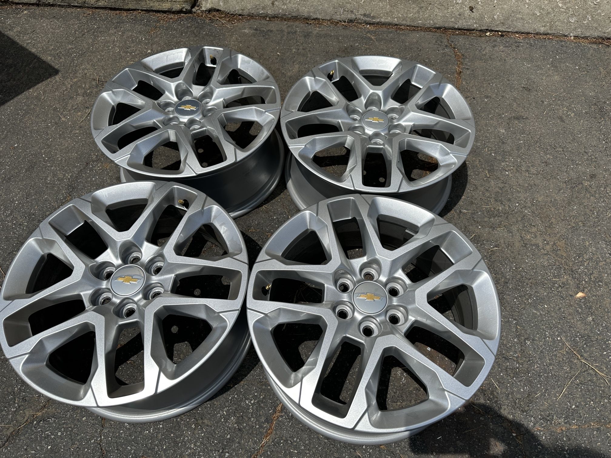 Chevy Traverse factory 18 inch rims. Fits Colorado, canyon 6 on 120mm