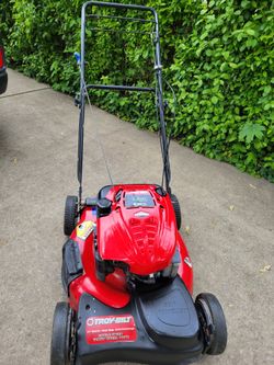 Troy-Bilt with 6.5 horsepower Briggs & Stratton engine/ self-propelled/ Fully serviced