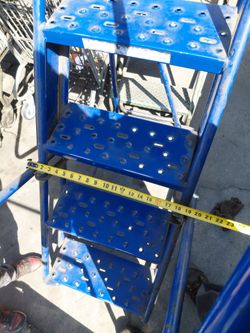 Narrow aisle ladder