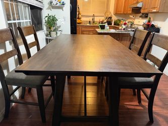 Mesa de comedor y 4 sillas