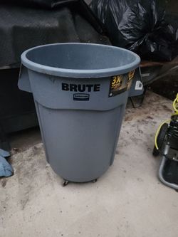 Brute trash can with wheels