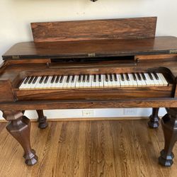 Melodeon / table