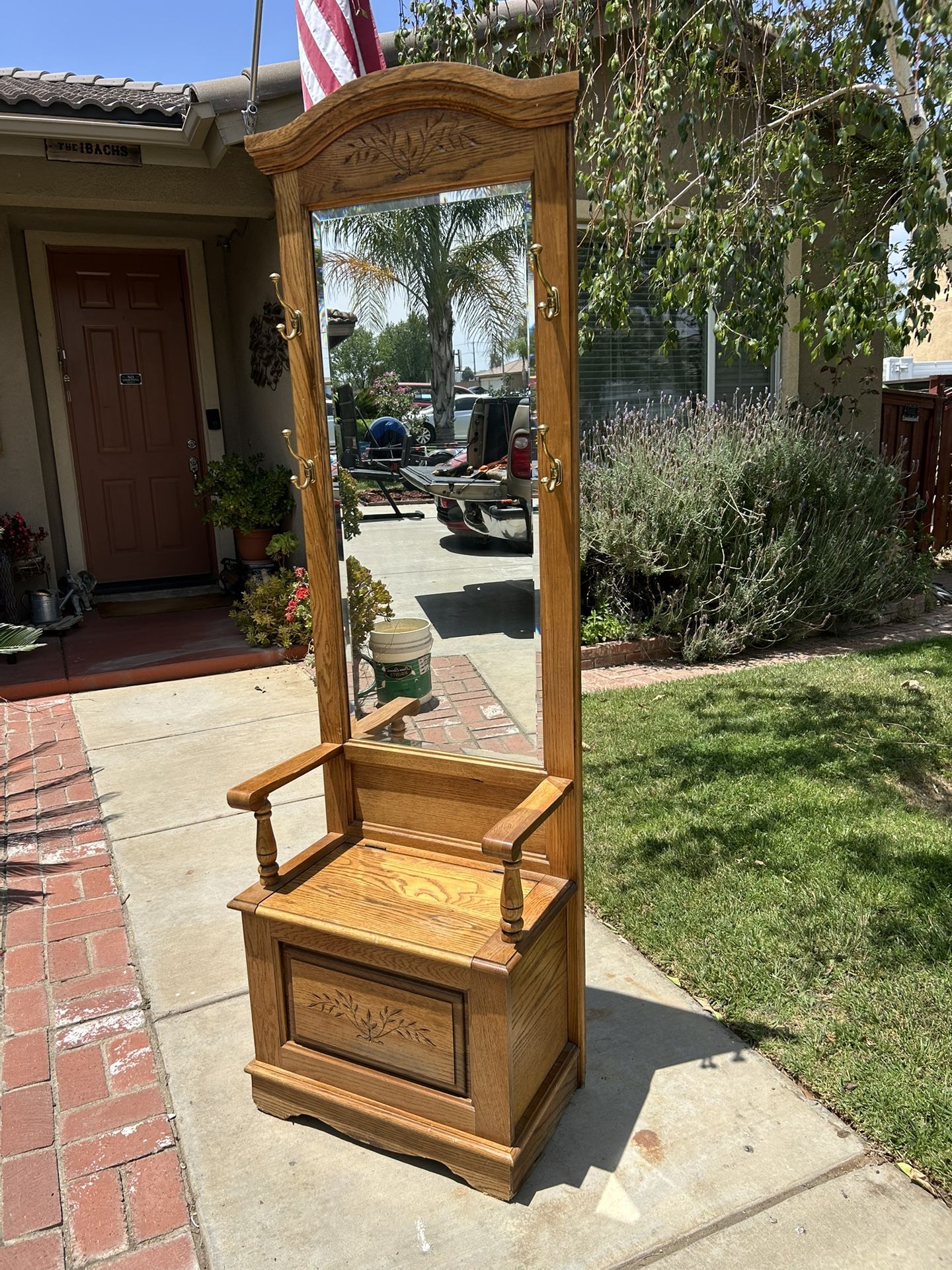 Entrance mirror chair