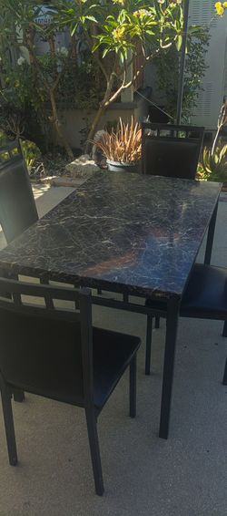 Mesa con sillas usadas
