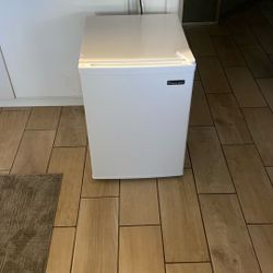 MAGIC CHEFT MINI FRIGE 100 https://offerup.co/faYXKzQFnY?$deeplink_path=/redirect/