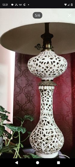 VINTAGE MID CENTURY WHITE BLANC DE CHINE RETICULATING PORCELAIN LAMP$60